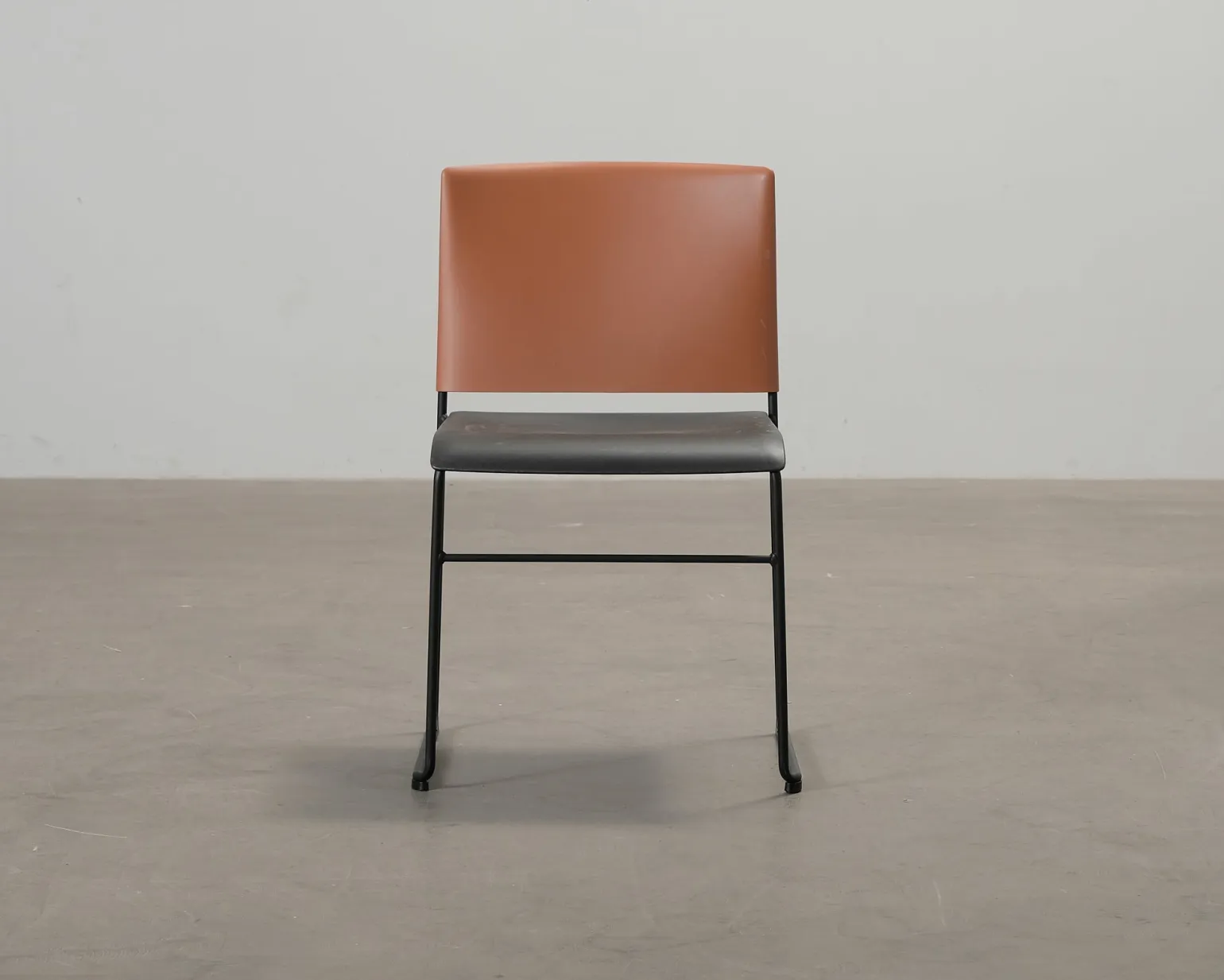 Arper Stacy stol svart / orange