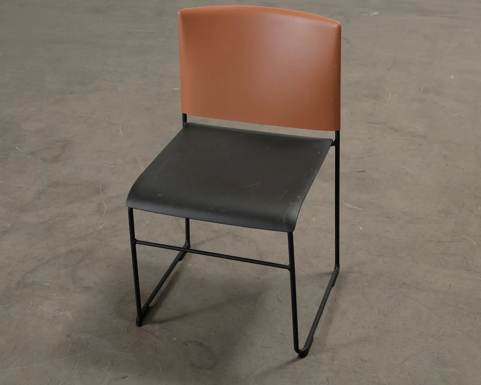 Arper Stacy stol svart / orange