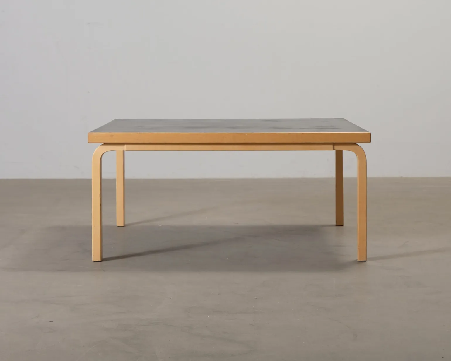 Artek Aalto 84 soffbord 120 x 120 cm björk / svart