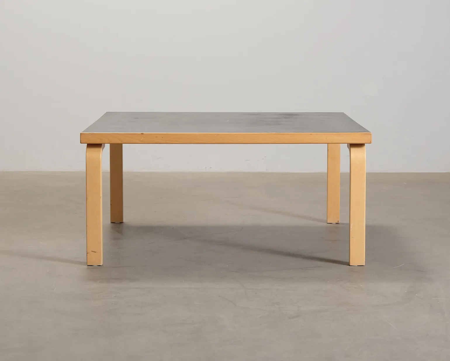 Artek Aalto 84 soffbord 120 x 120 cm björk / svart