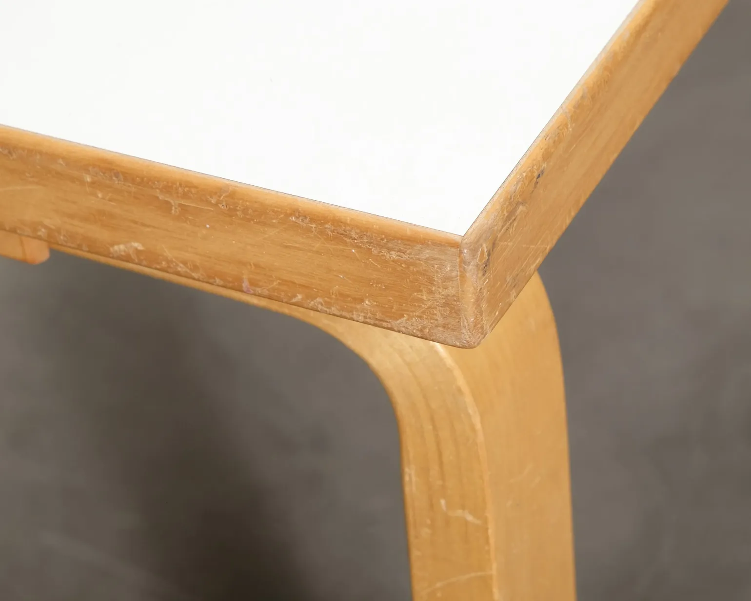 Artek 80B bord vit laminat