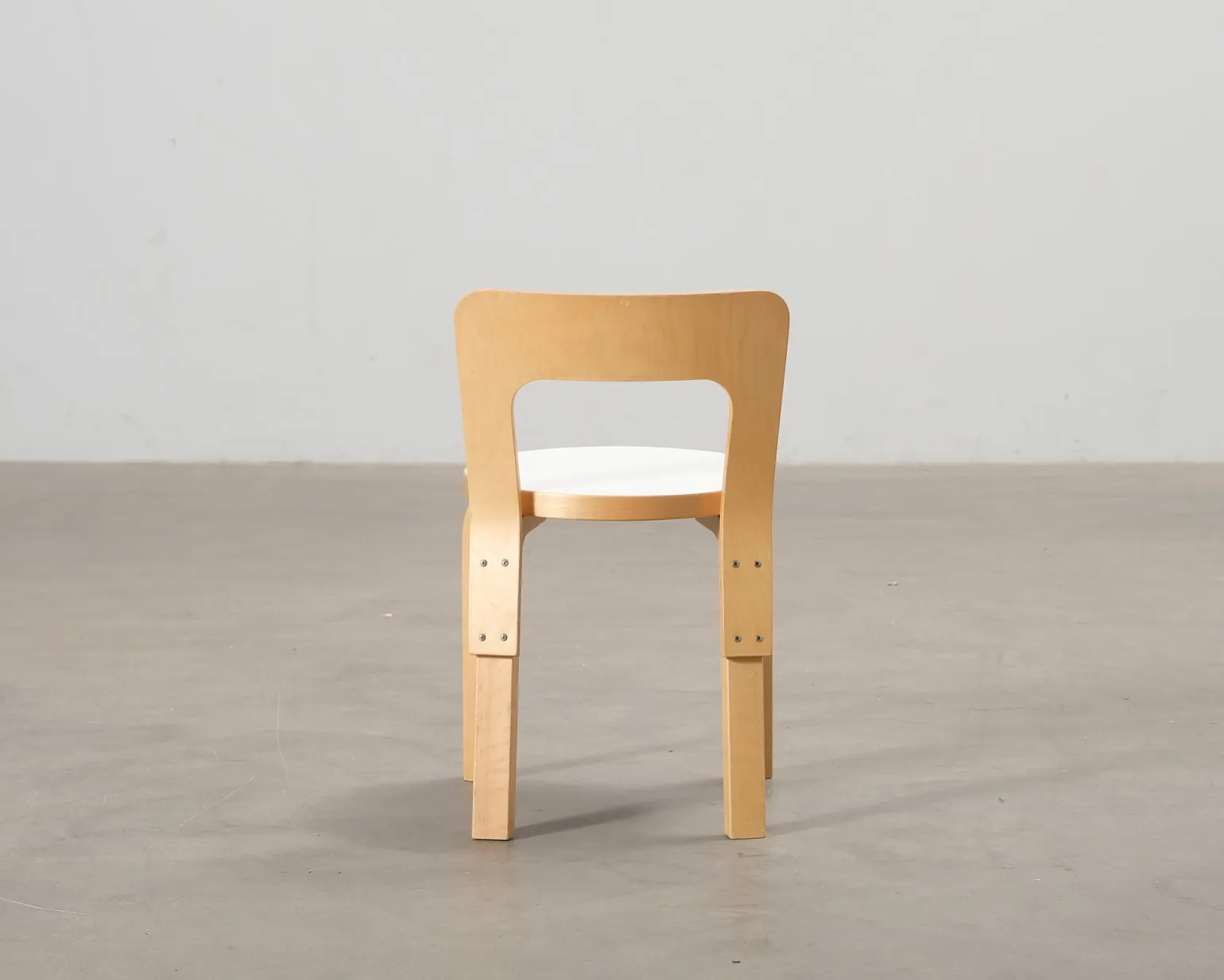 Artek N65 barnstol björk / vit laminat