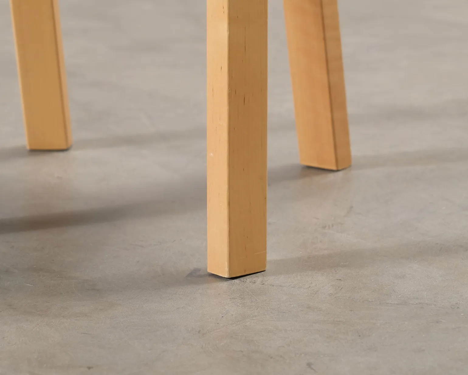 Artek N65 barnstol björk / vit laminat