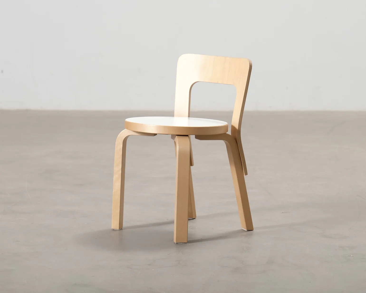 Artek N65 barnstol björk / vit laminat