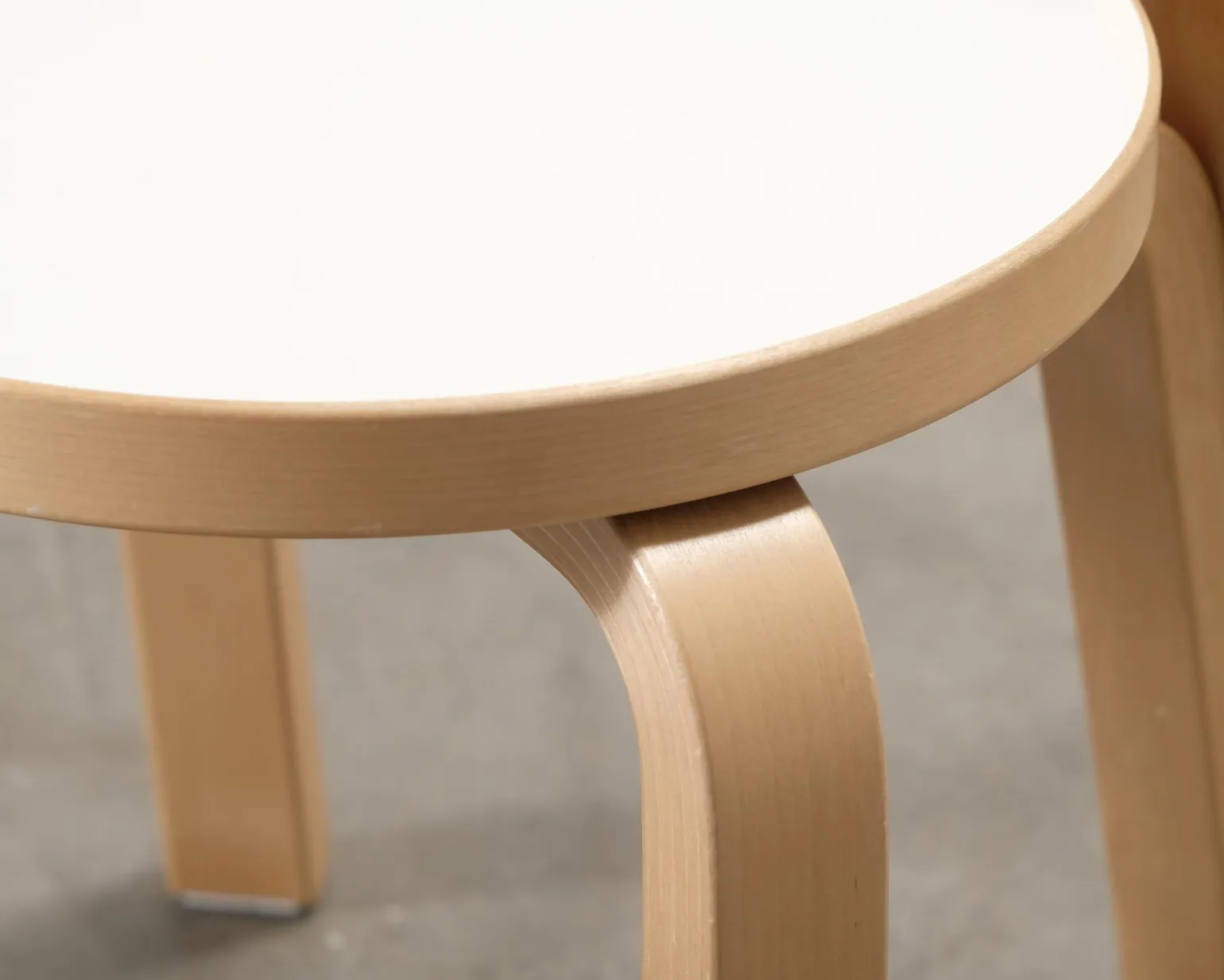 Artek N65 barnstol björk / vit laminat