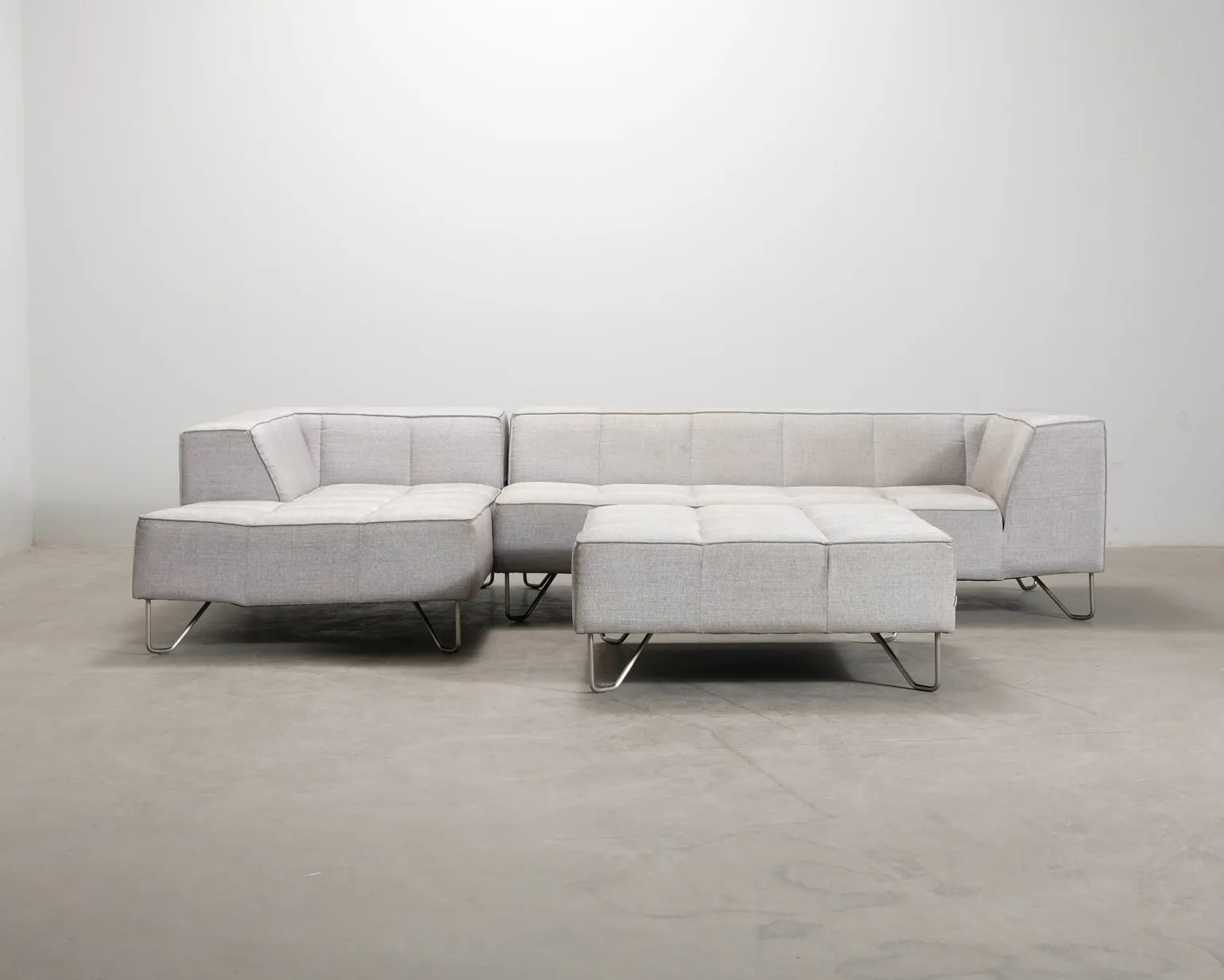 BoConcept Milos 5-sits hörnsoffa med fotpall ljusgrå