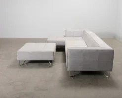 BoConcept Milos 5-sits hörnsoffa med fotpall ljusgrå