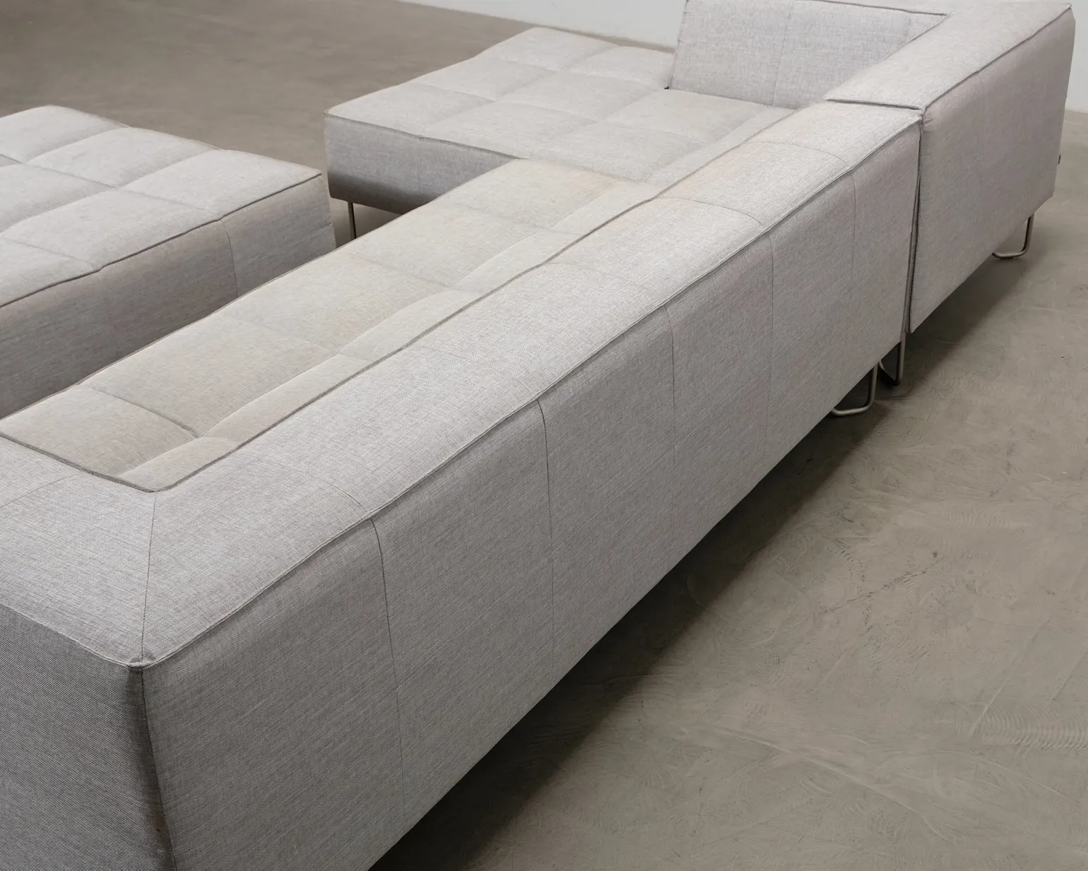 BoConcept Milos 5-sits hörnsoffa med fotpall ljusgrå