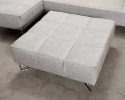 BoConcept Milos 5-sits hörnsoffa med fotpall ljusgrå