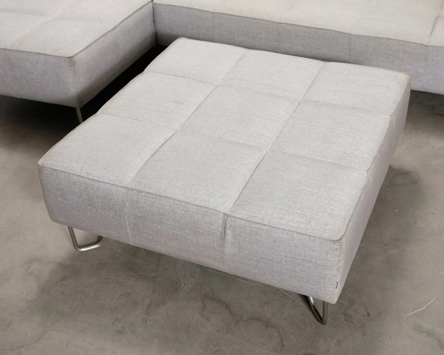BoConcept Milos 5-sits hörnsoffa med fotpall ljusgrå