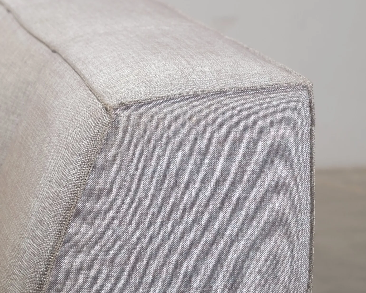 BoConcept Milos 5-sits hörnsoffa med fotpall ljusgrå