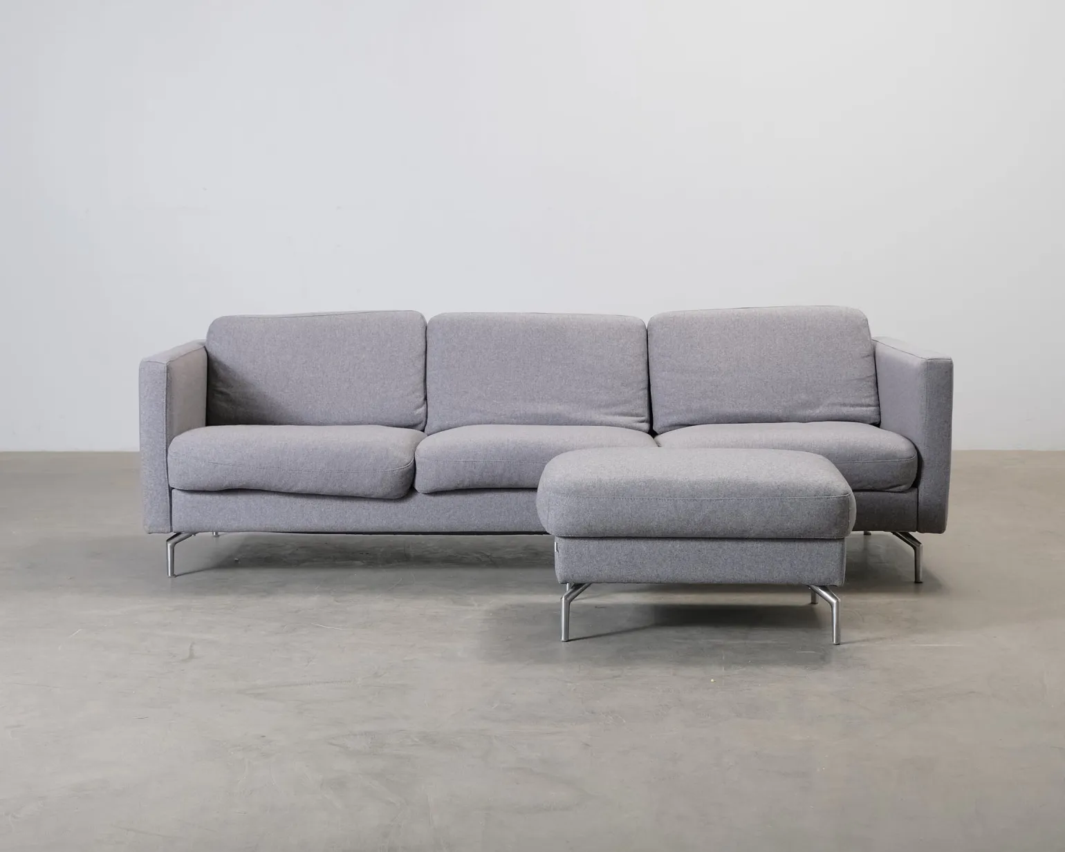 BoConcept Osaka 3-sits soffa med fotpall grå