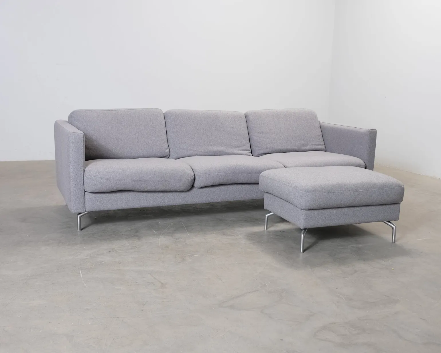 BoConcept Osaka 3-sits soffa med fotpall grå