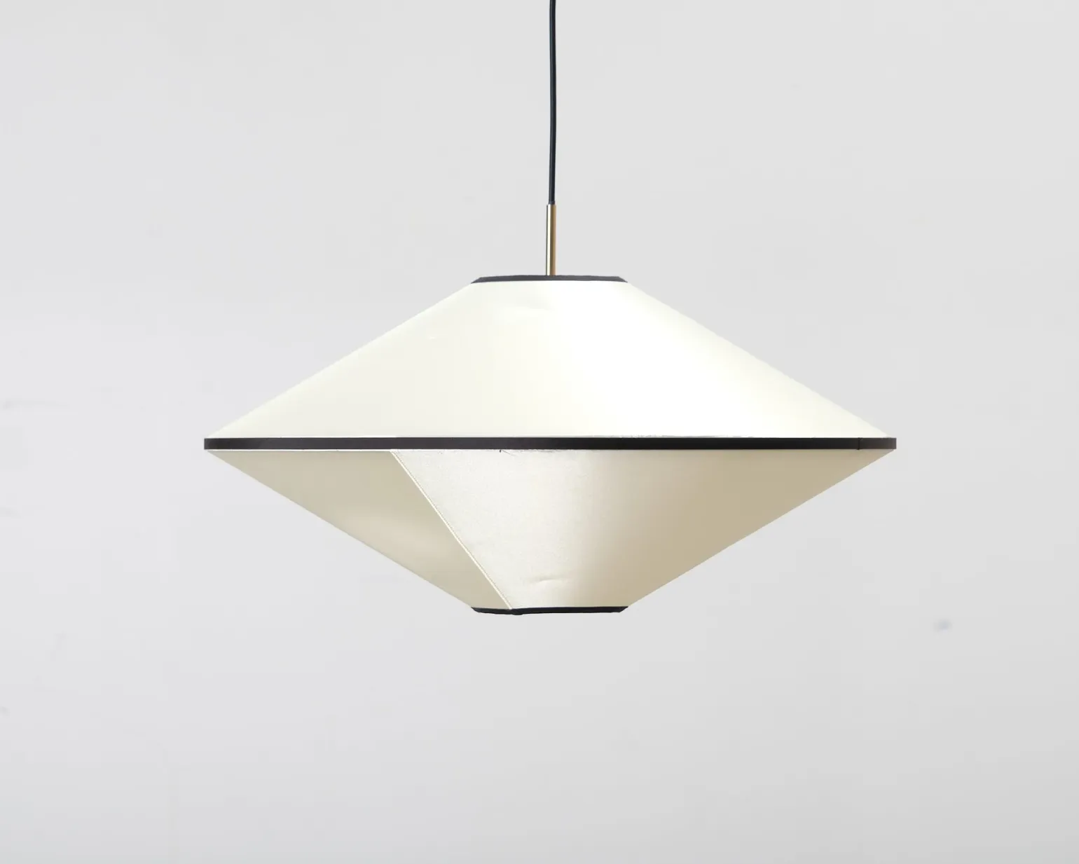 Edgeform Tafta pendellampa ø 65 cm svart / naturvit