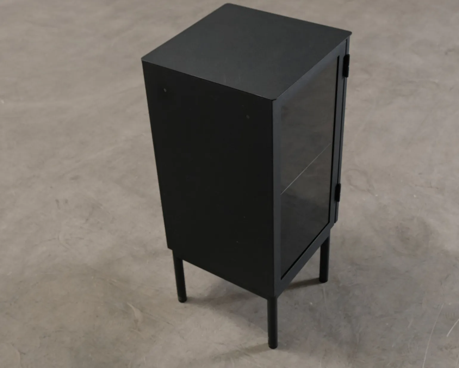 FeelDesign Cliff nattduksbord svart