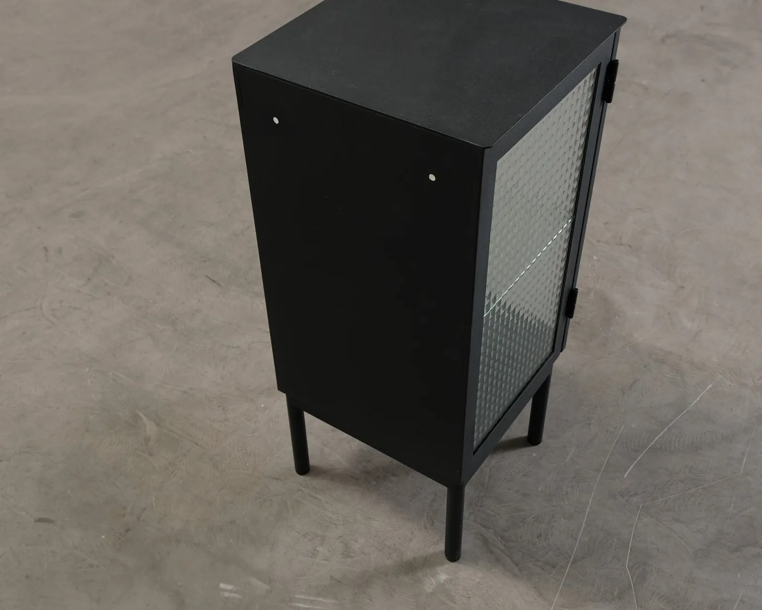 FeelDesign Cliff nattduksbord svart