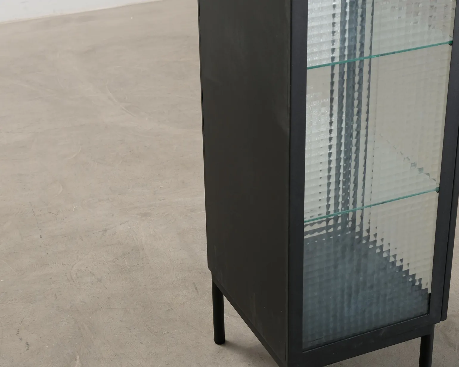 FeelDesign Cliff vitrin svart