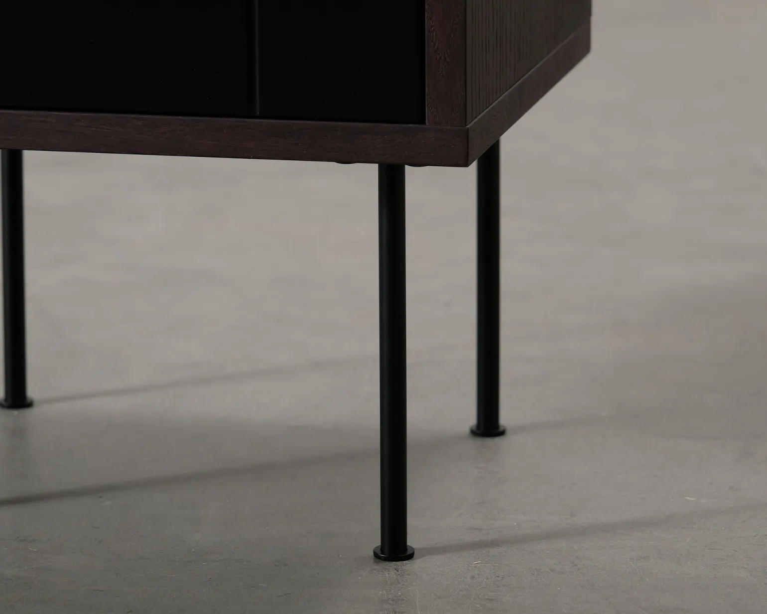 FeelDesign Straight nattduksbord svart / mörkbrun
