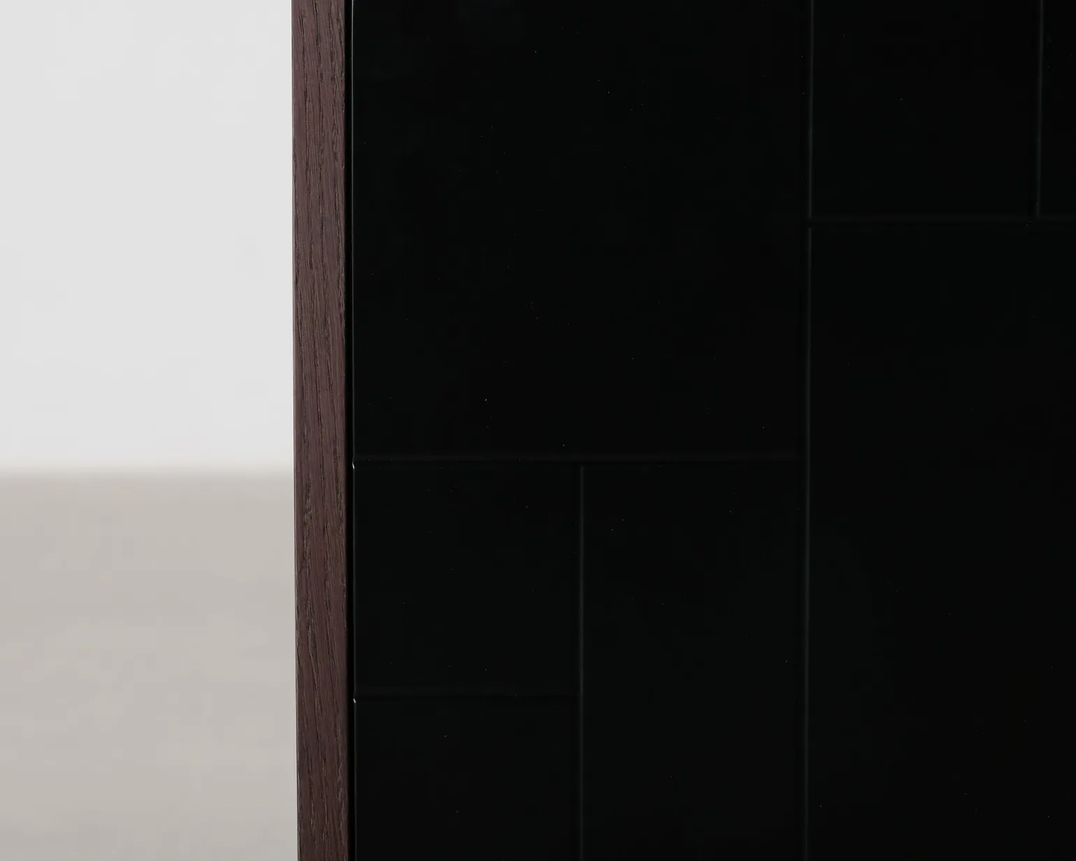 FeelDesign Straight nattduksbord svart / mörkbrun