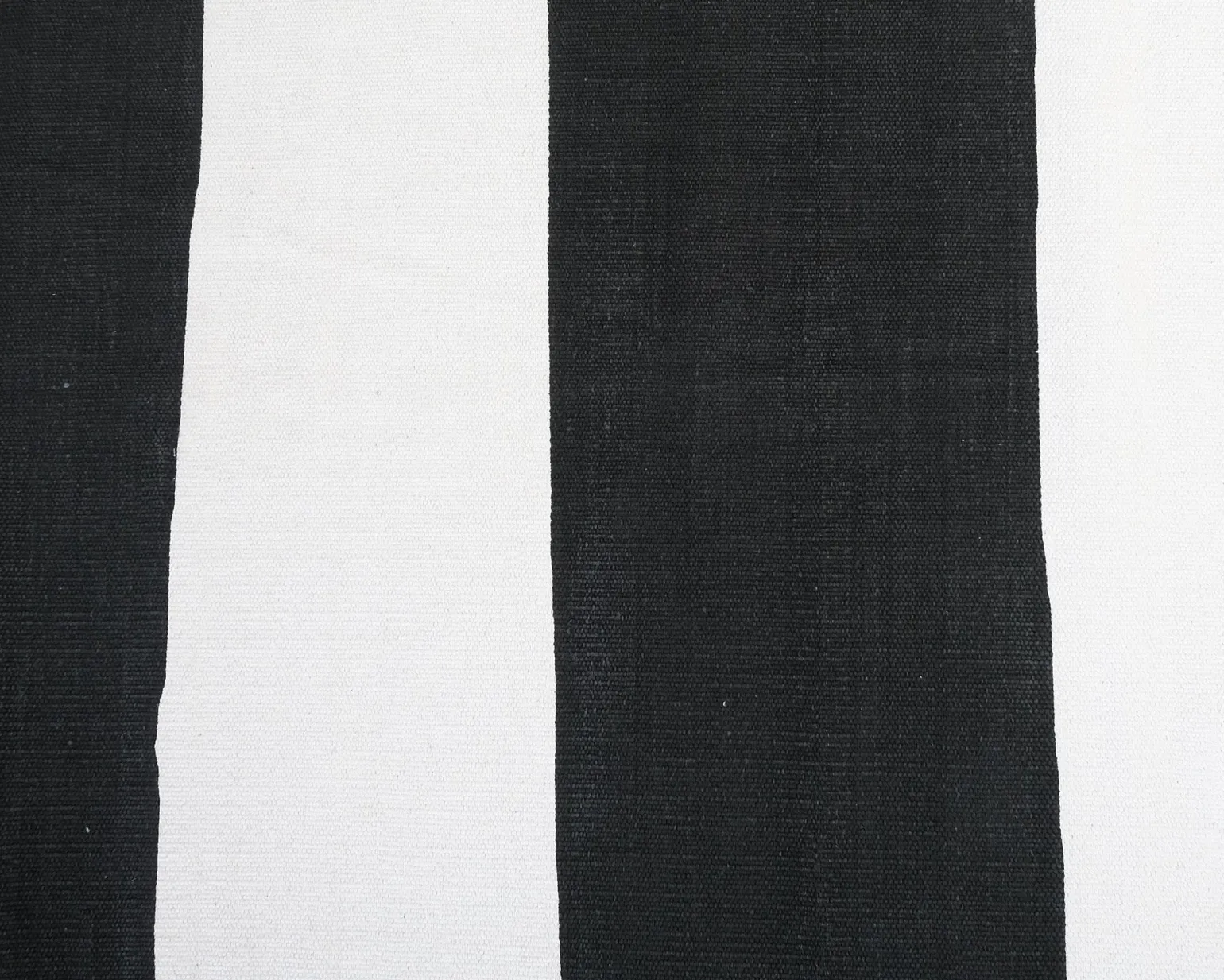 Finarte Stripe matta svart 140 x 200 cm