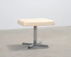 Fotpall i skinn gräddvit