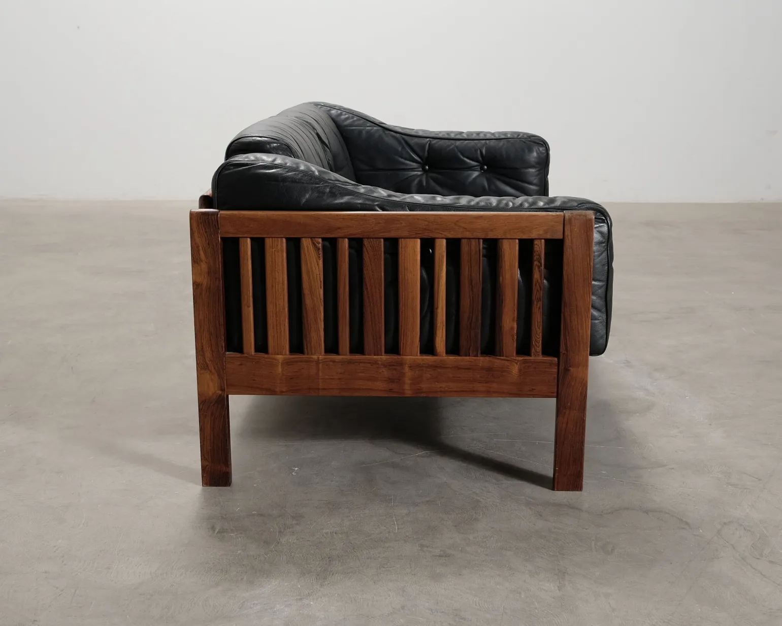Futura Möbler Monte Carlo 2-sits vintage soffa svart läder