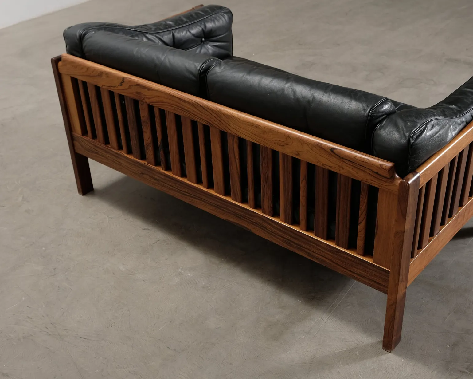 Futura Möbler Monte Carlo 2-sits vintage soffa svart läder