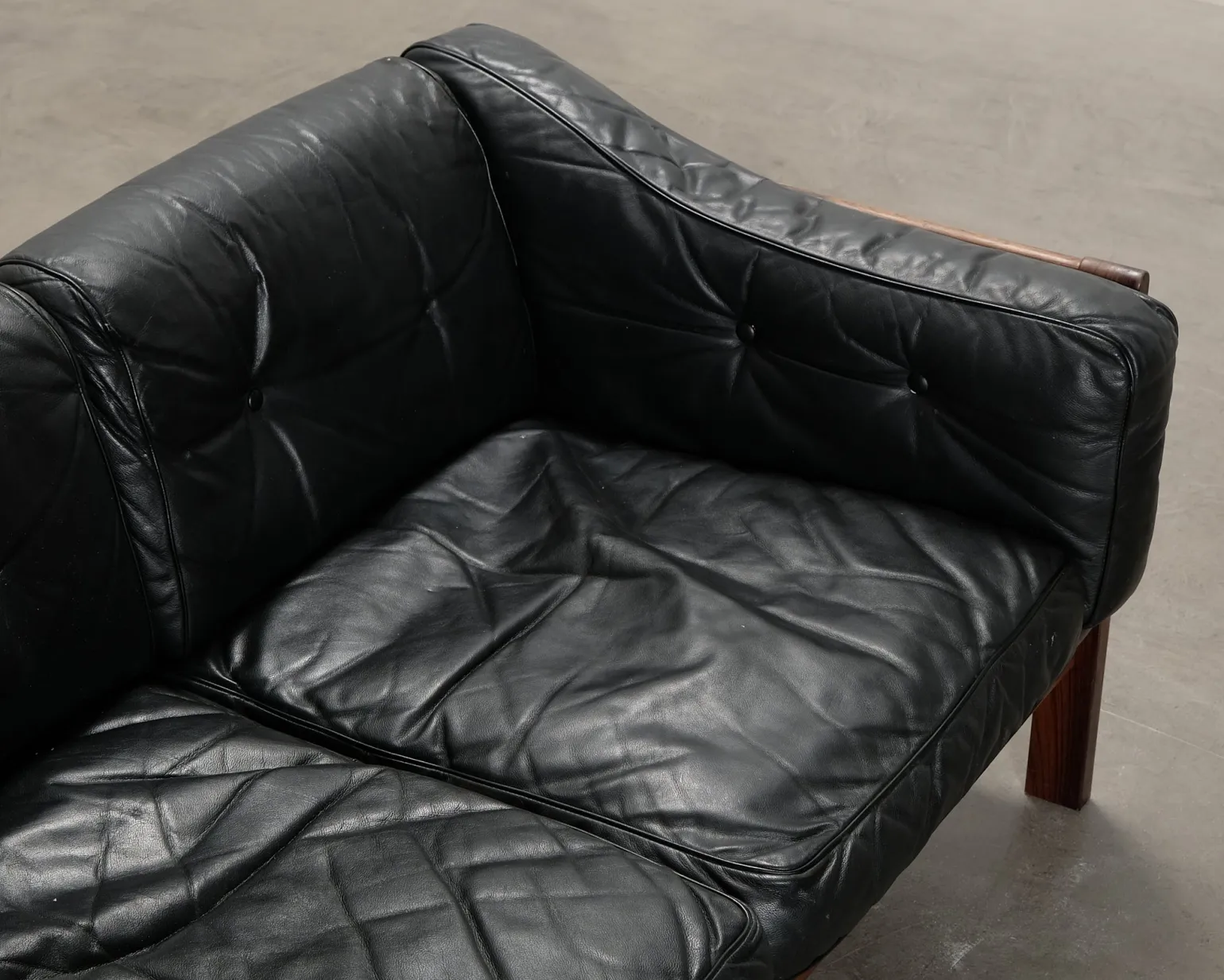 Futura Möbler Monte Carlo 2-sits vintage soffa svart läder