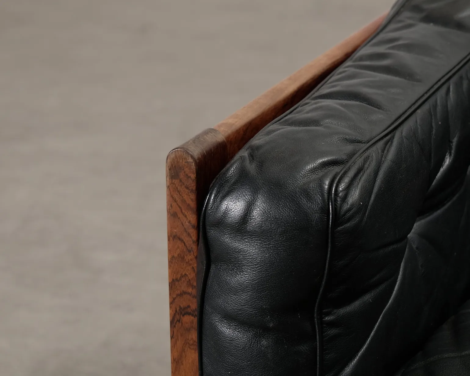 Futura Möbler Monte Carlo 2-sits vintage soffa svart läder