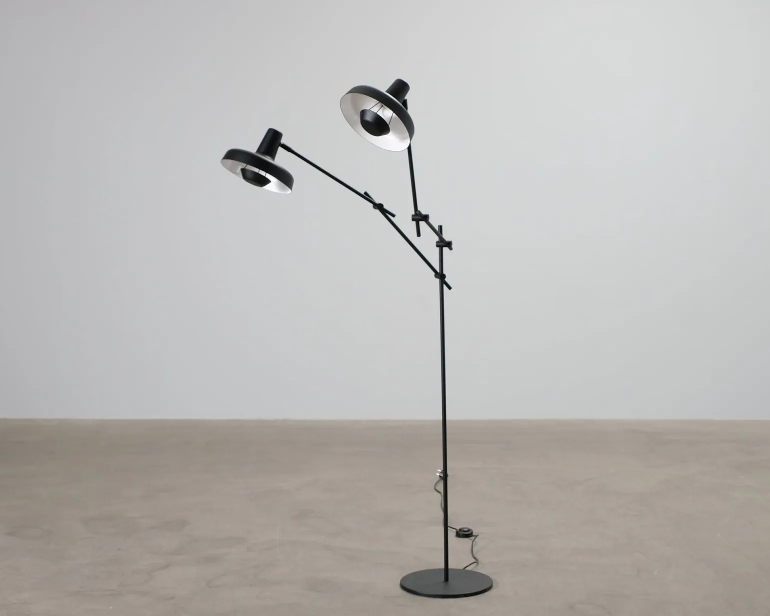 Grupa Arigato golvlampa svart