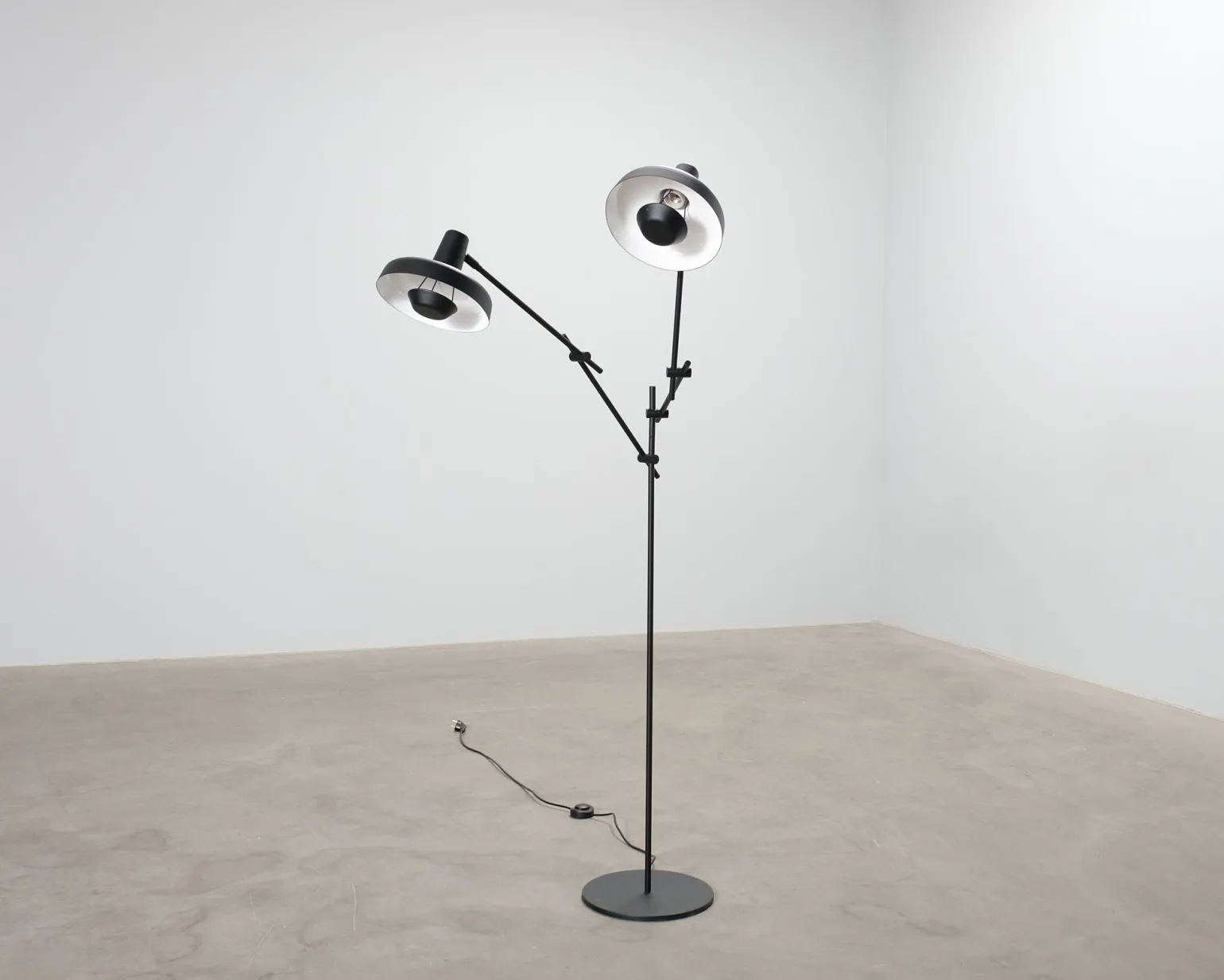 Grupa Arigato golvlampa svart