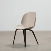 GUBI Beetle-stol beige / rökt ek