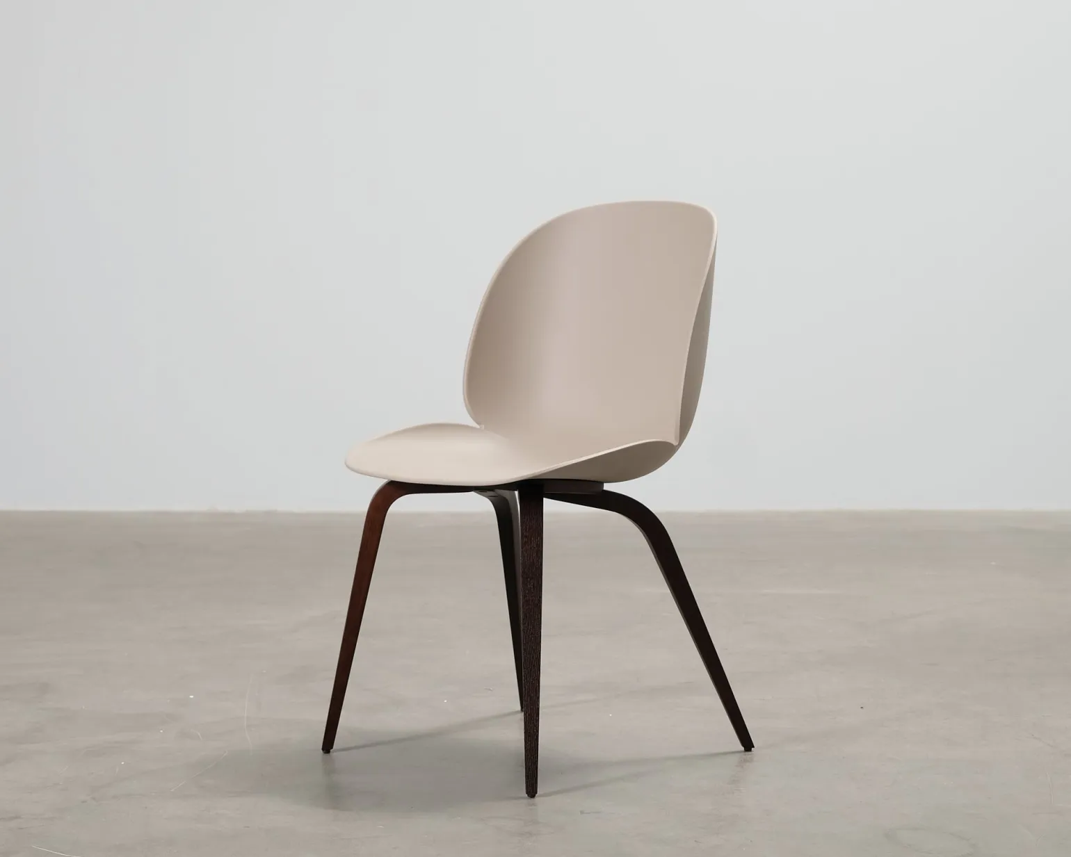 GUBI Beetle-stol beige / rökt ek