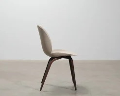 GUBI Beetle-stol beige / rökt ek