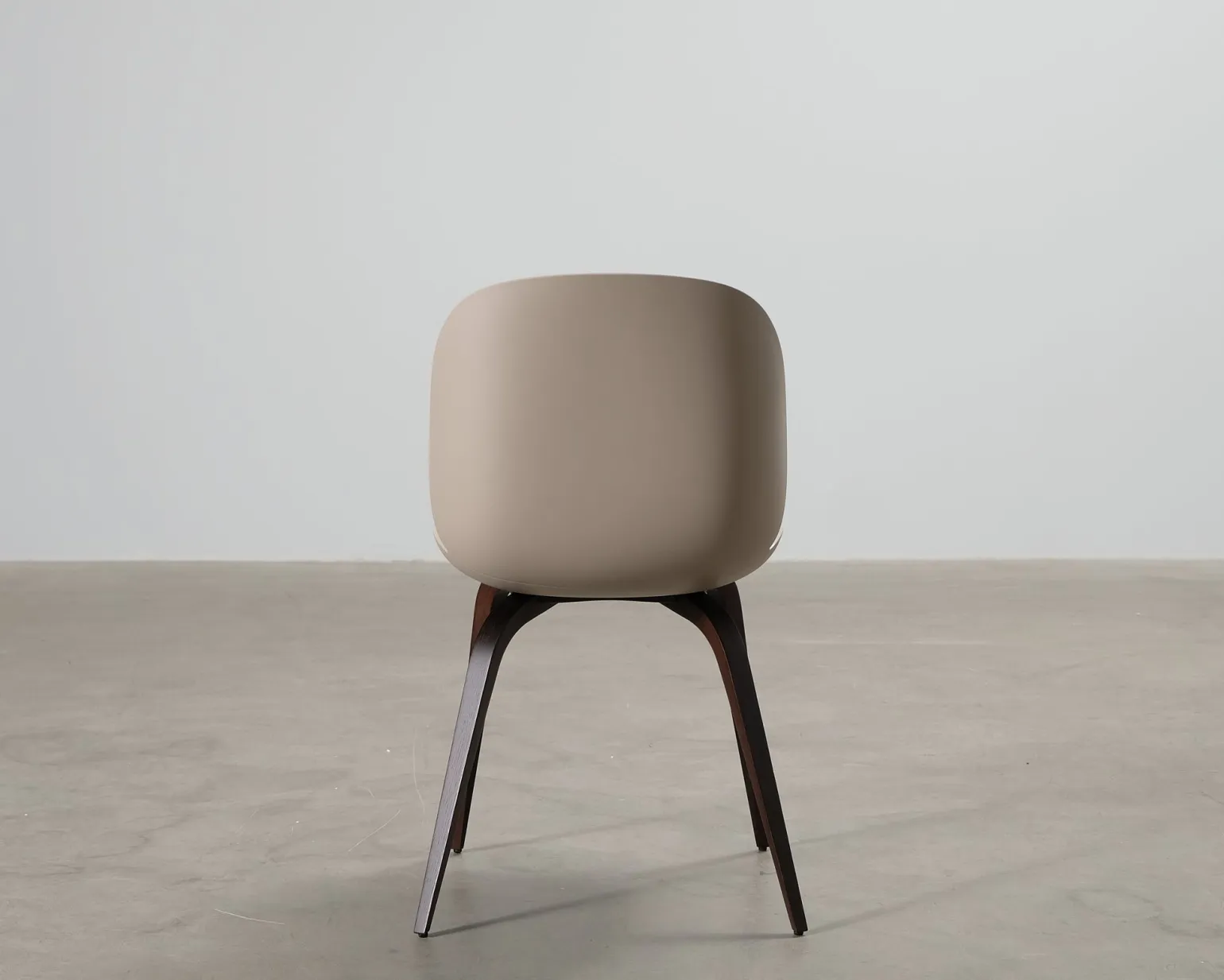 GUBI Beetle-stol beige / rökt ek
