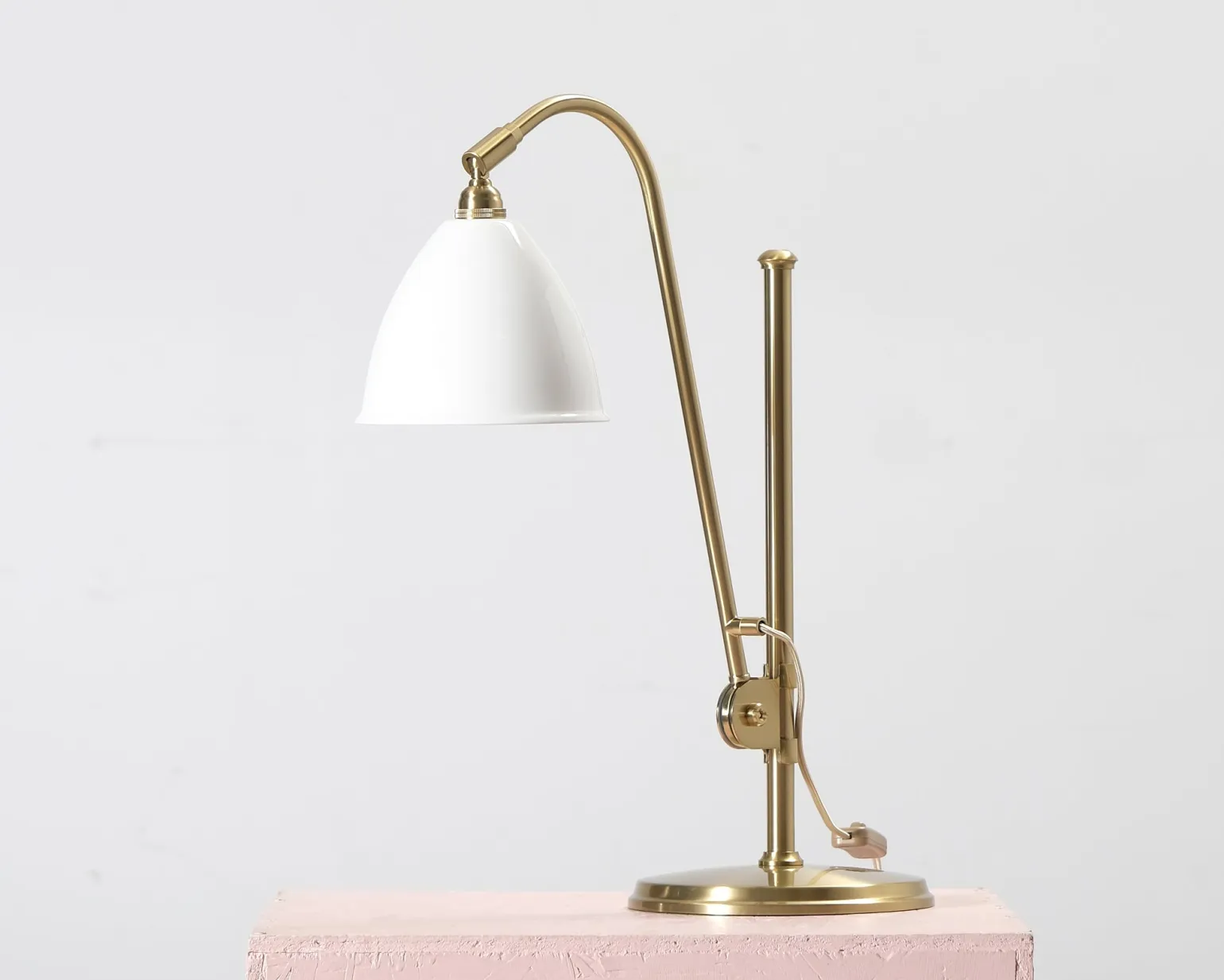 GUBI Bestlite BL1 bordslampa mässing / benporslin