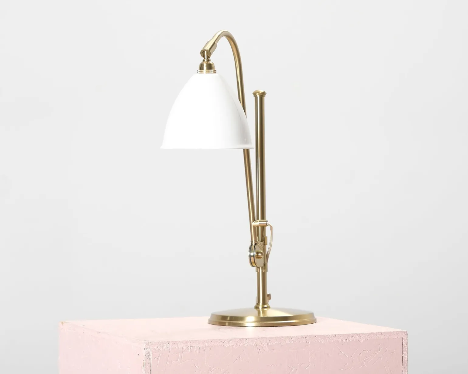 GUBI Bestlite BL1 bordslampa mässing / benporslin