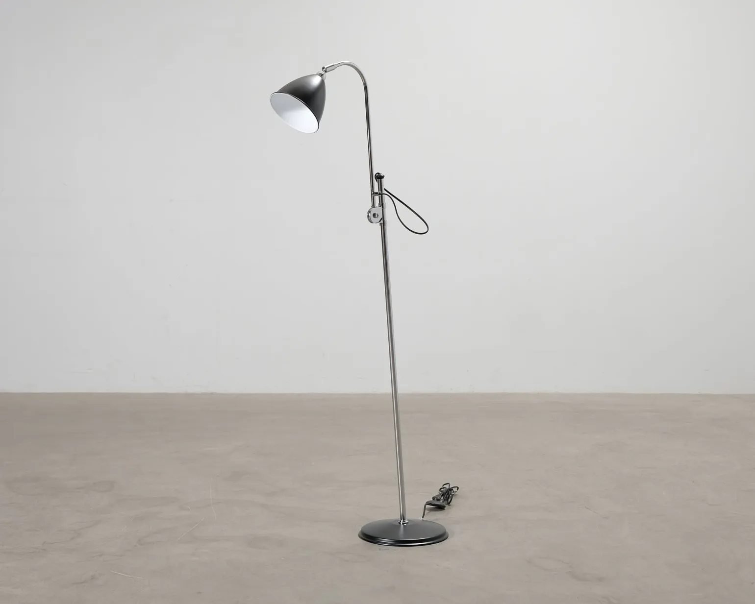 GUBI Bestlite BL3S golvlampa svart / krom