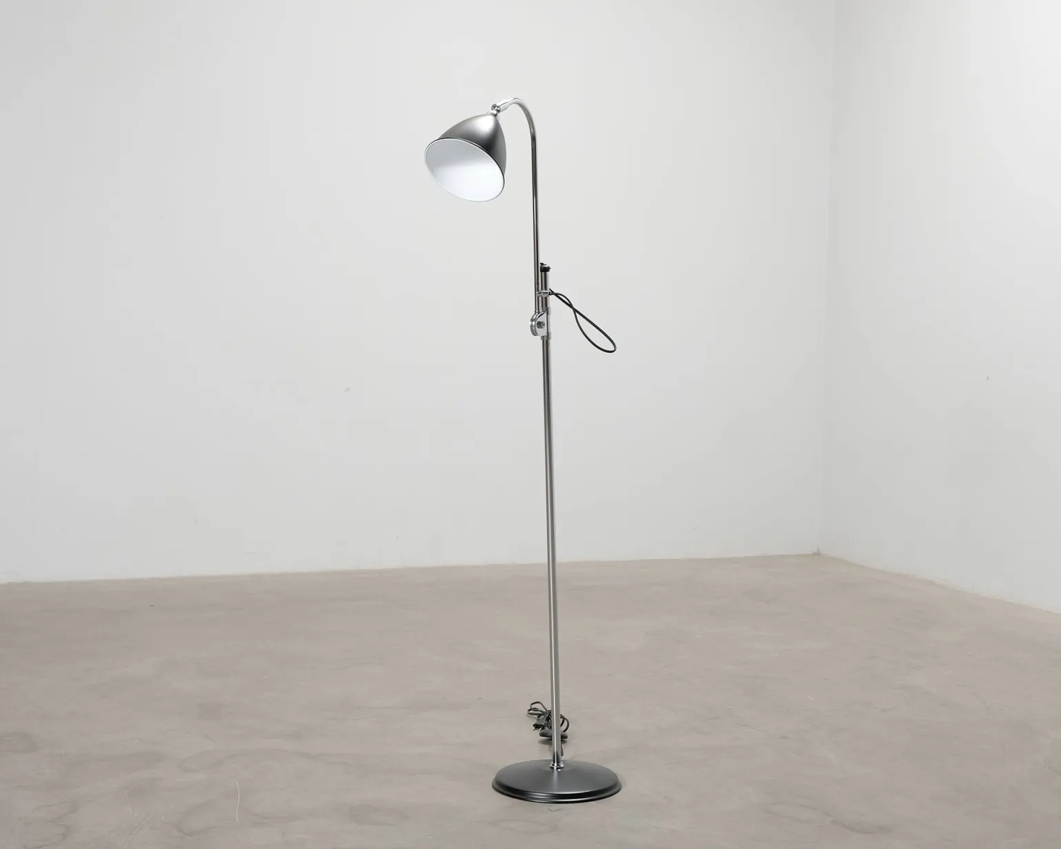 GUBI Bestlite BL3S golvlampa svart / krom