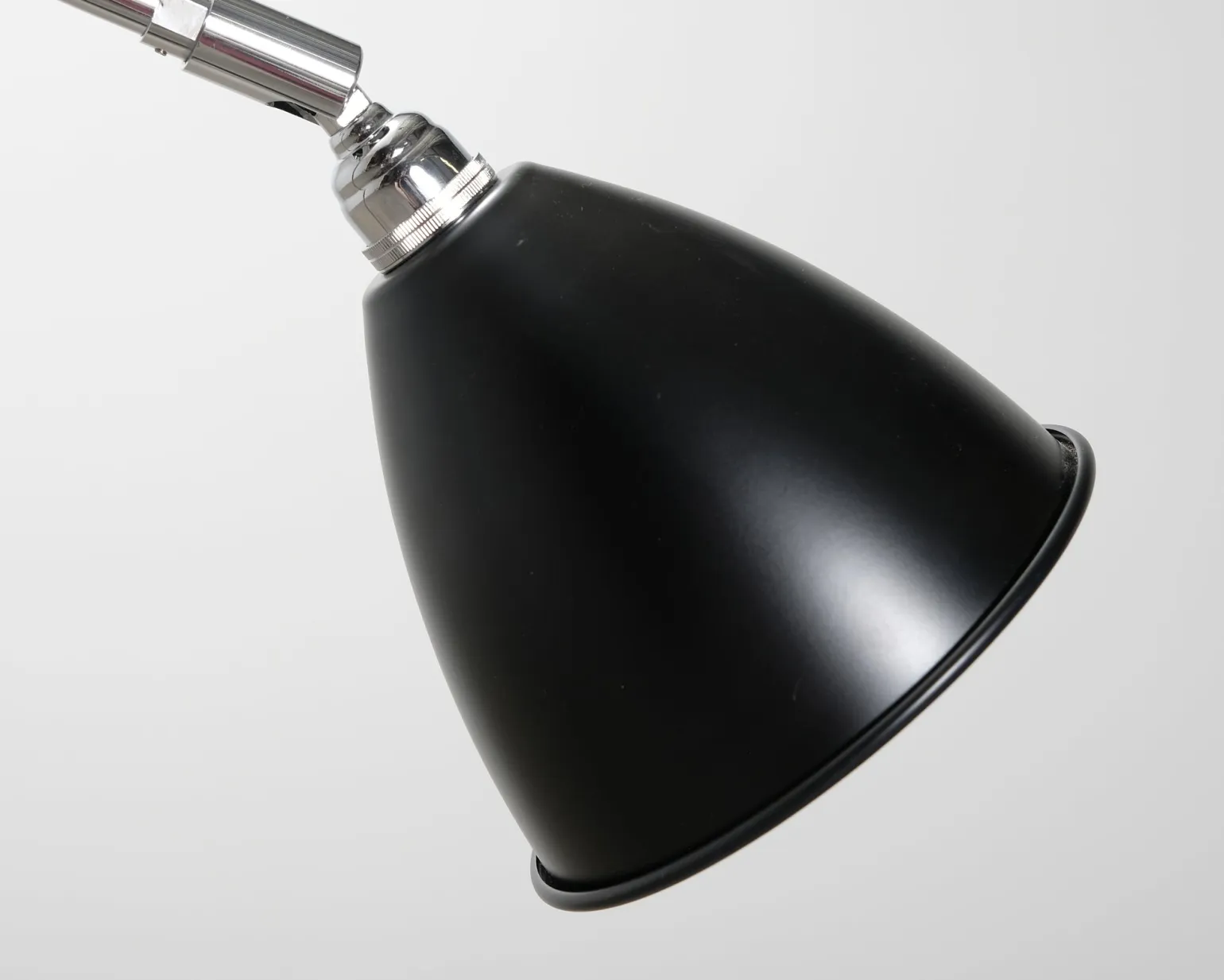 GUBI Bestlite BL3S golvlampa svart / krom