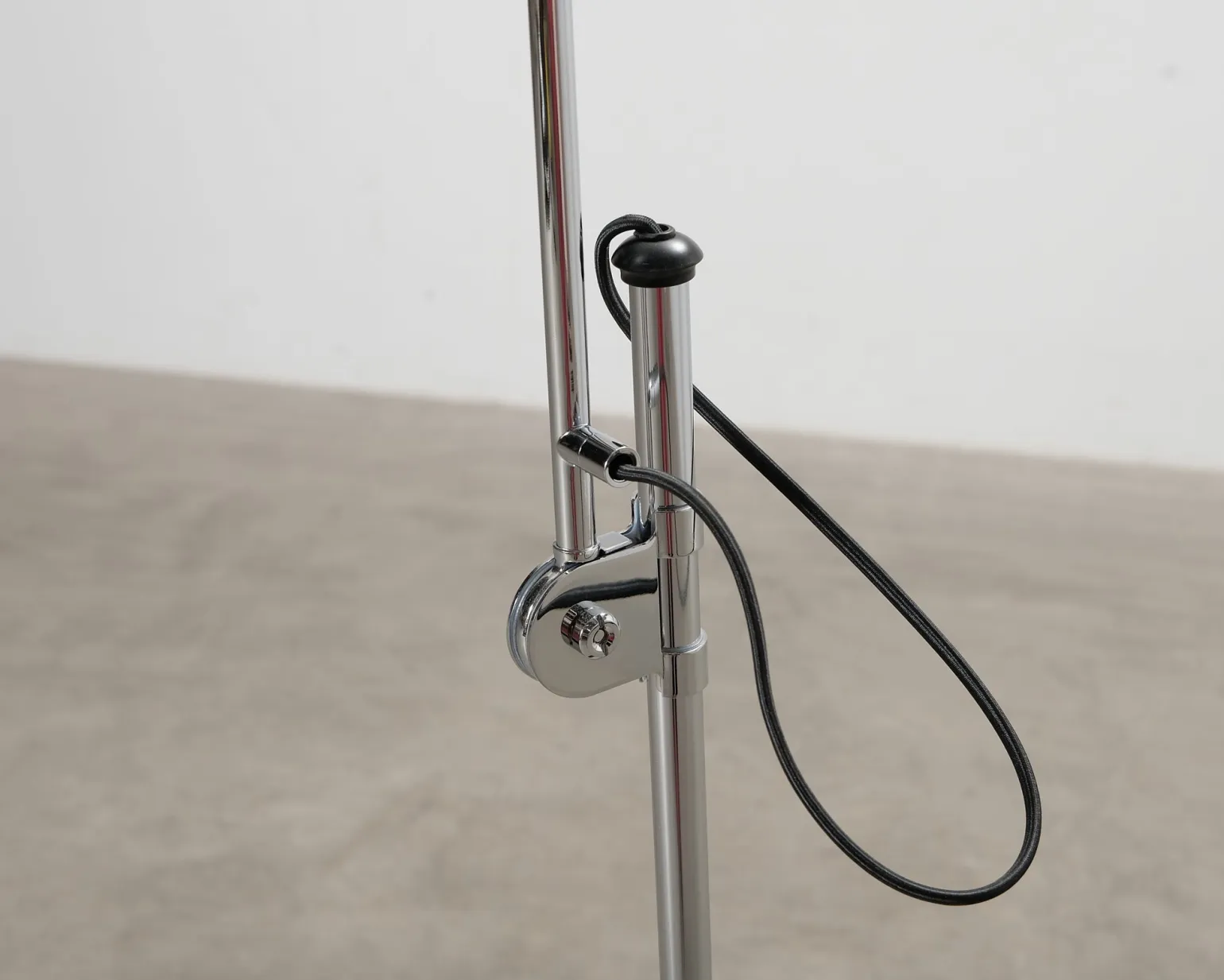 GUBI Bestlite BL3S golvlampa svart / krom