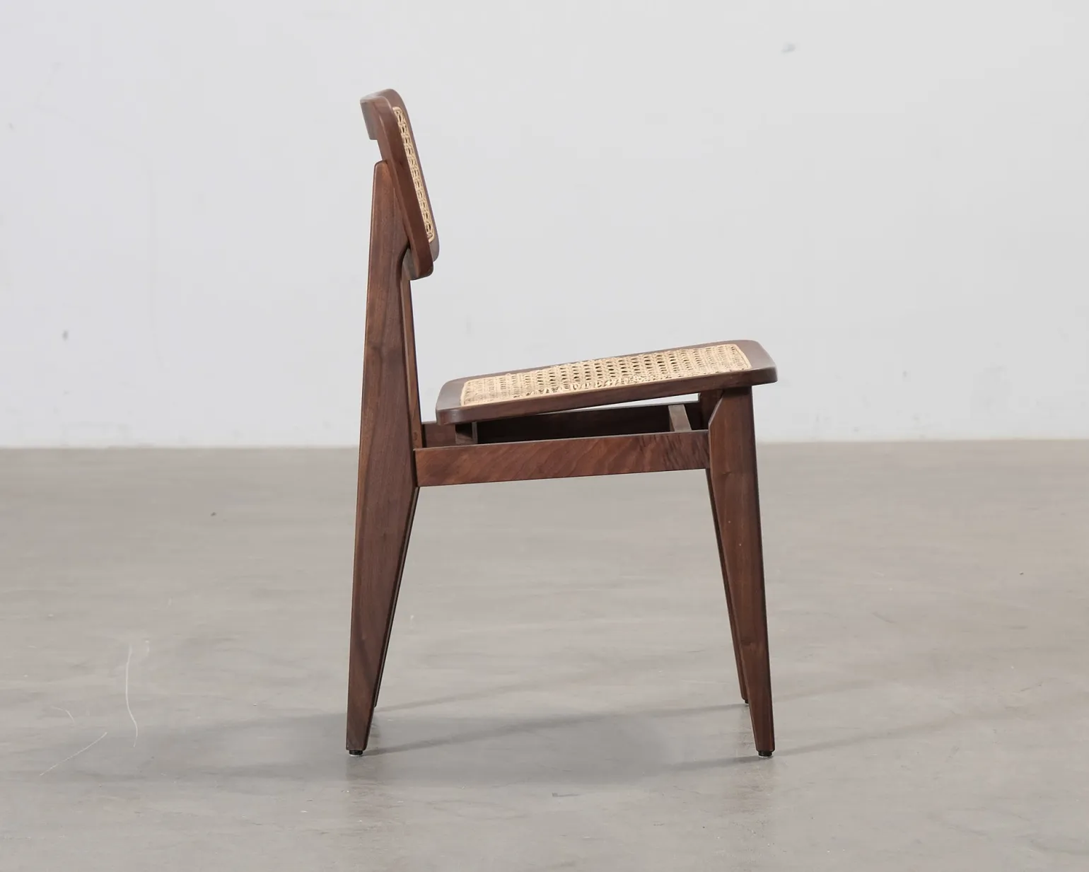 Gubi C-chair valnöt / rotting