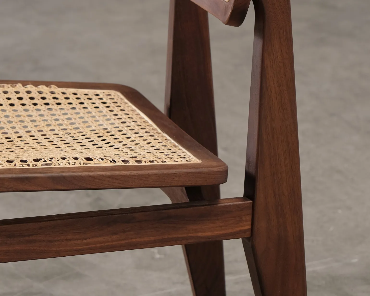 Gubi C-chair valnöt / rotting