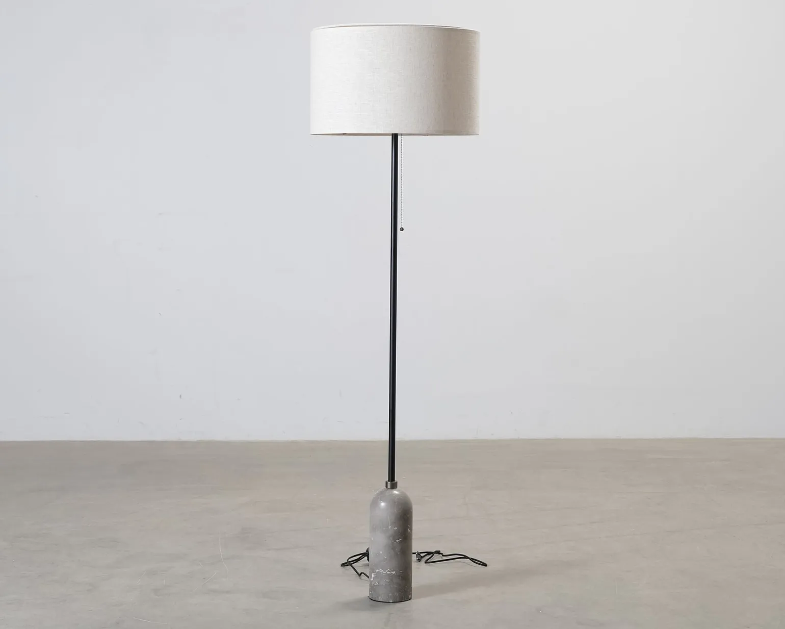 Gubi Gravity golvlampa grå marmor / canvas