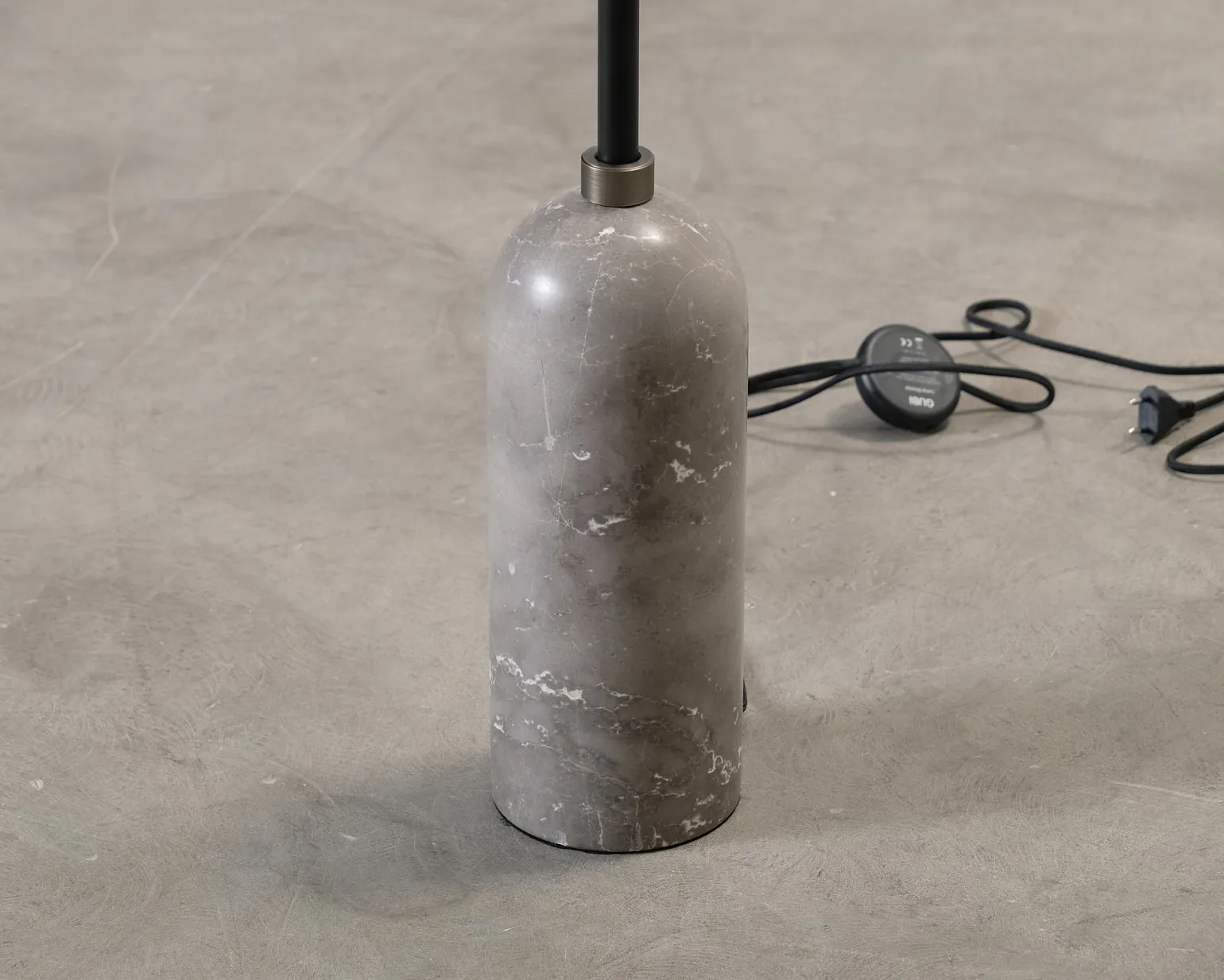 Gubi Gravity golvlampa grå marmor / canvas