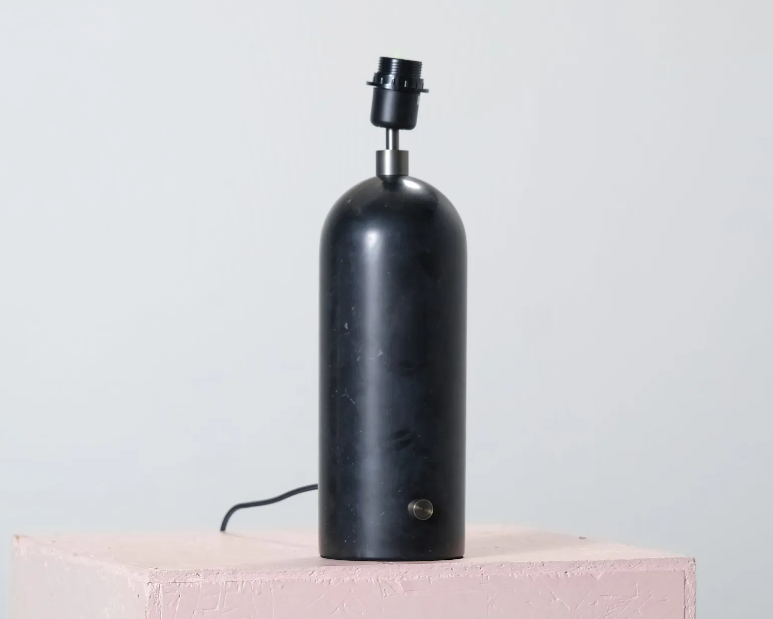 Gubi Gravity lampfot svart
