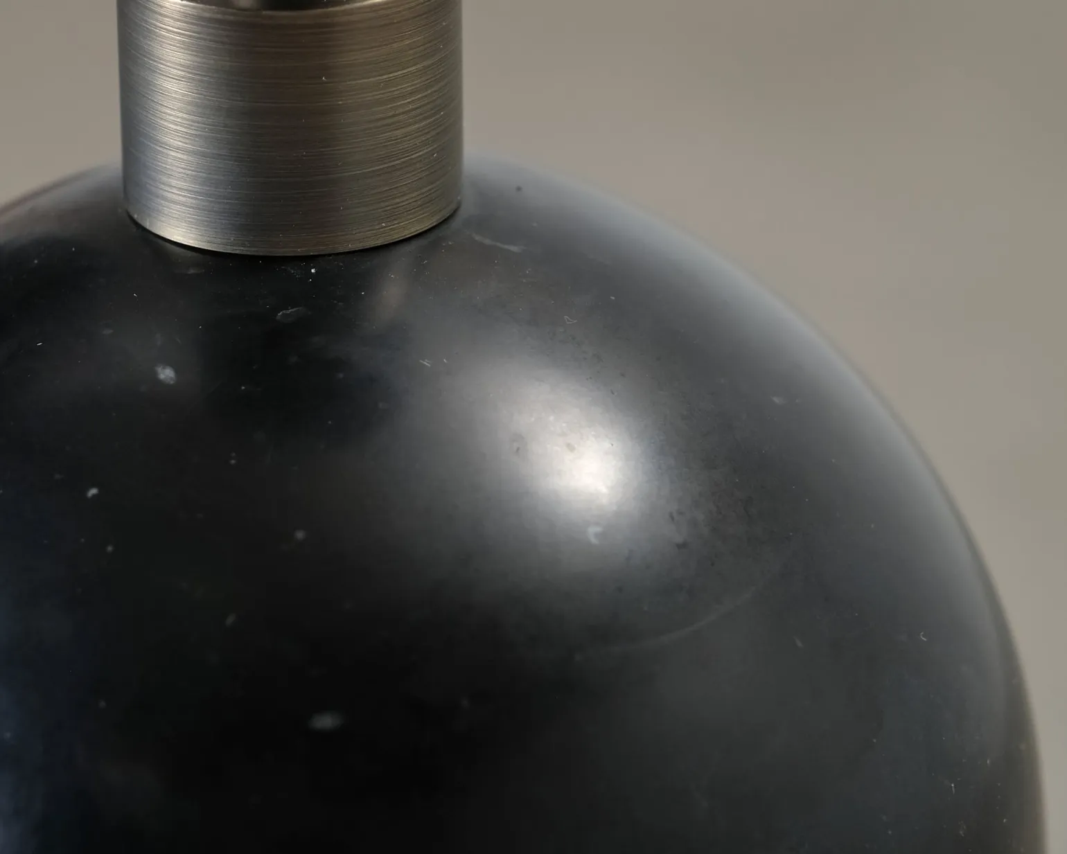 Gubi Gravity lampfot svart