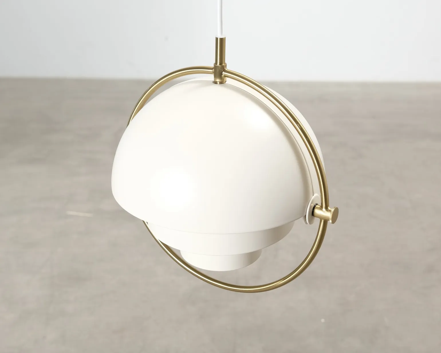 Gubi Multi-Lite pendellampa ø 25,5 cm vit / mässing