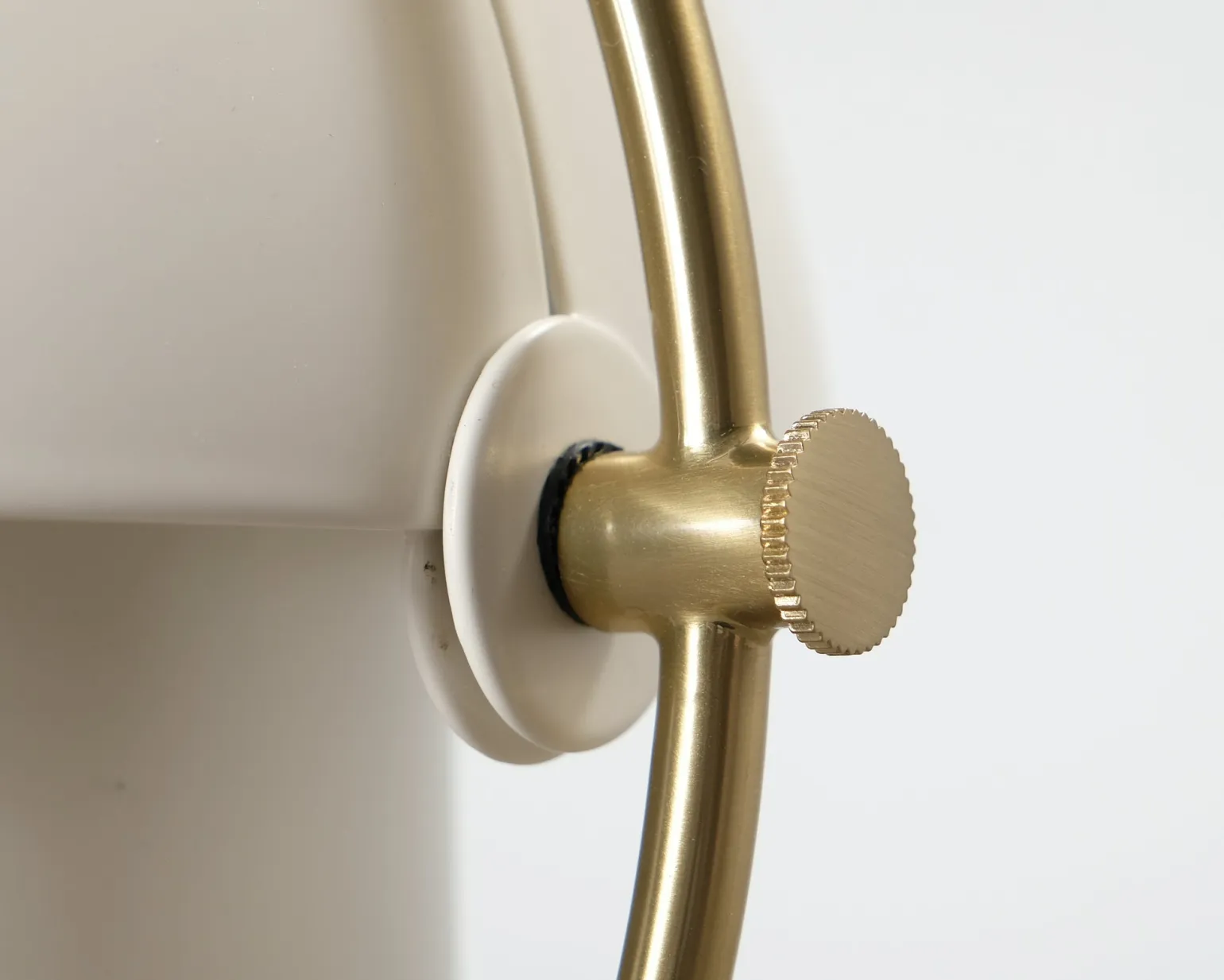 Gubi Multi-Lite pendellampa ø 25,5 cm vit / mässing