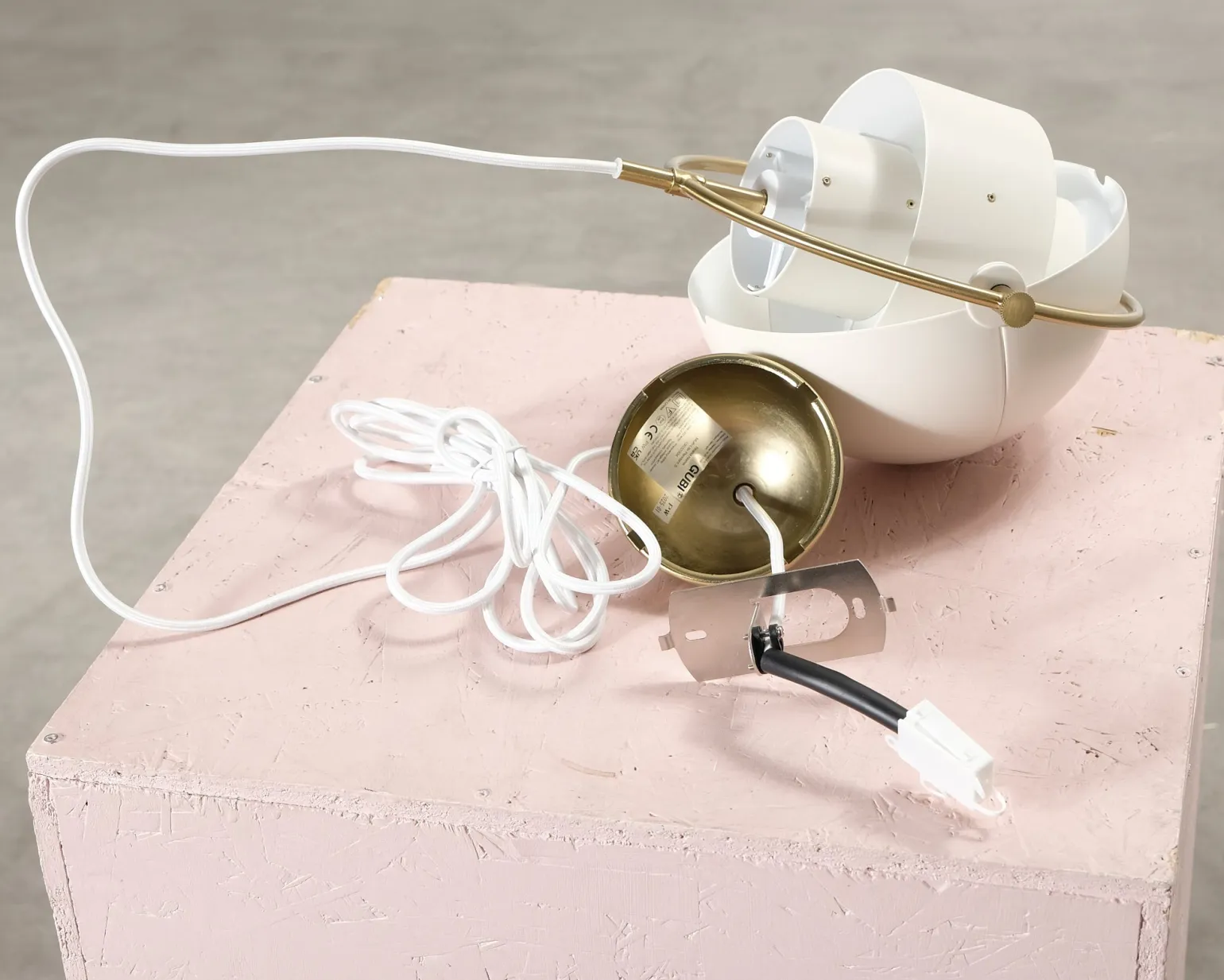 Gubi Multi-Lite pendellampa ø 25,5 cm vit / mässing